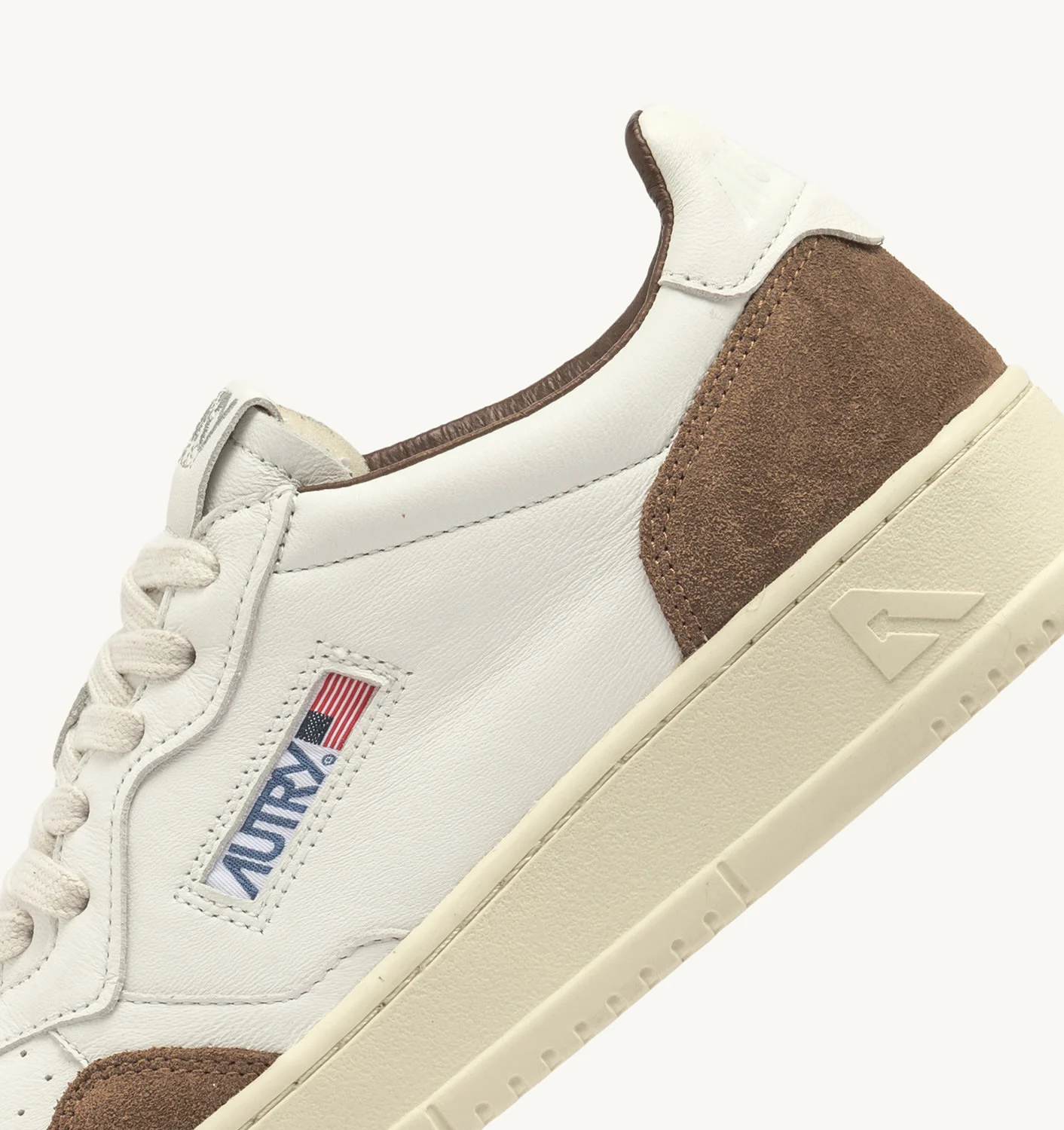 SNEAKERS-MEDALIST-LOW-IN-PELLE-E-SUEDE-BIANCA-E-CIGAR-AUTRY_51449_dettaglio