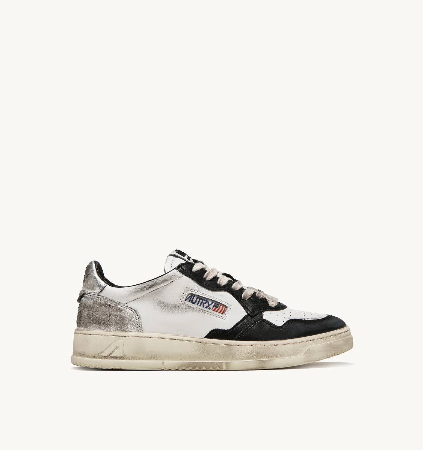 SNEAKERS-MEDALIST-LOW-SUPER-VINTAGE-IN-PELLE-BIANCO-NERO-E-ARGENTO-AUTRY_2944_dettaglio